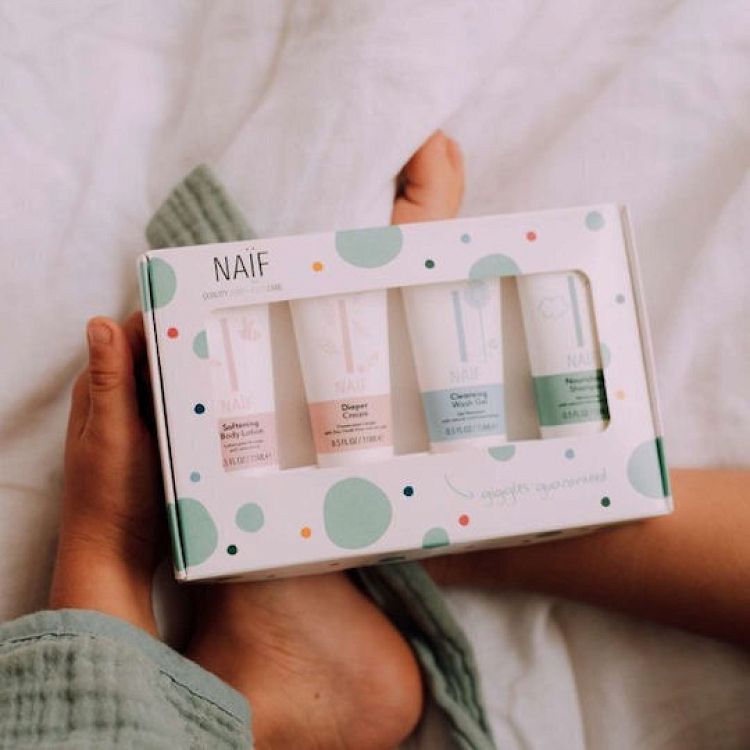 Naïf Natural Skincare Απαλυντικό Γαλάκτωμα για το Σώμα 15ml + Θρεπτικό Σαμπουάν για Μαλλιά και το Δέρμα του Τριχωτού της Κεφαλής 15ml + Gel Πλυσίματος για Παιδιά 15ml + Περιποιητική Κρέμα για Παιδιά 15ml 4τμχ